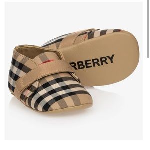 Burberry baby shoes